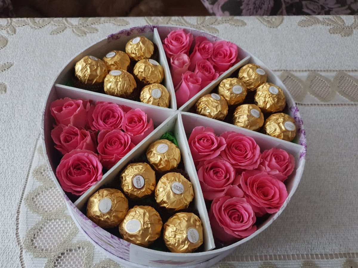 Букет из Ферреро Роше и роз