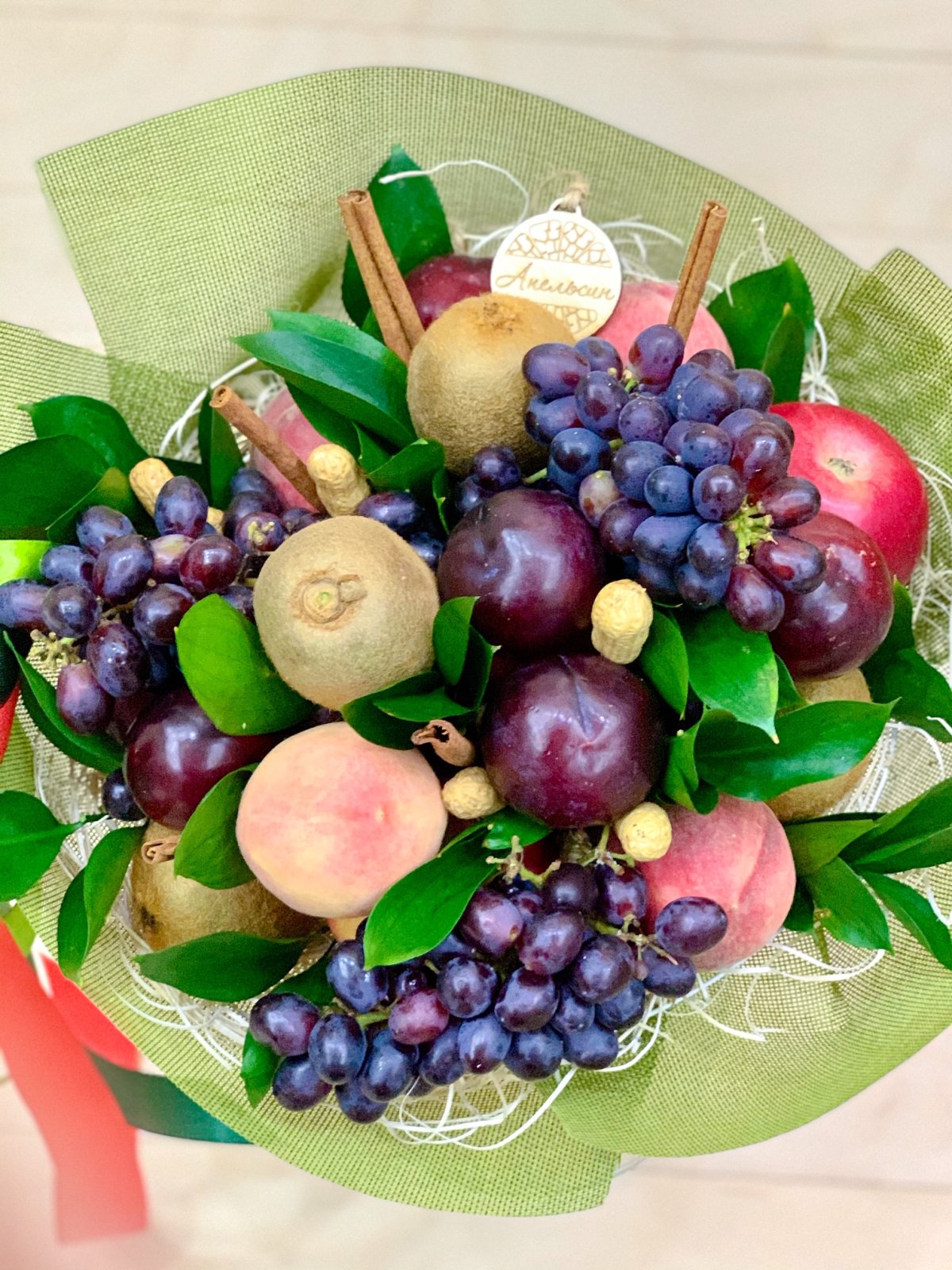 Букеты из фруктов с кустовыми розами