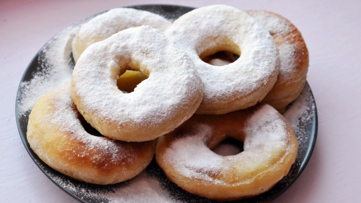 Пышки с сахарной пудрой