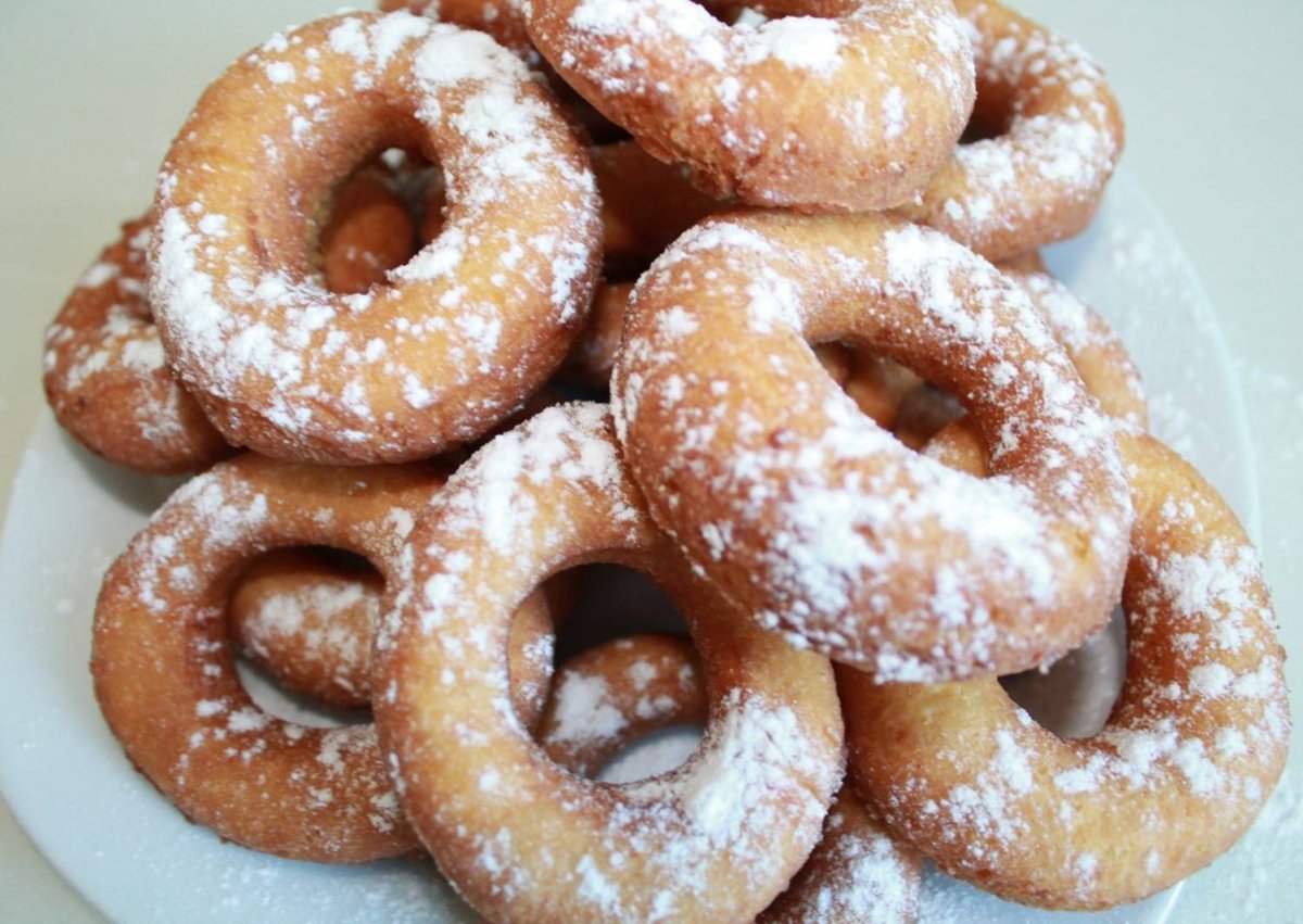 Пышки с сахарной пудрой