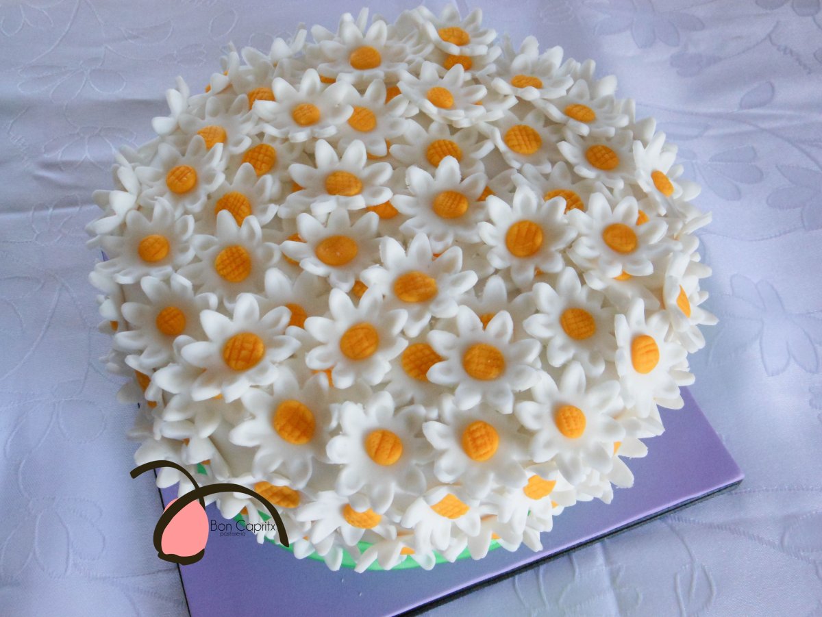 Торт с ромашками яркий