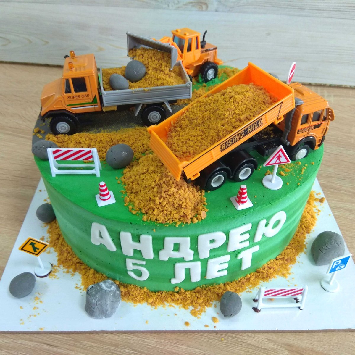 Торт со строительными машинами