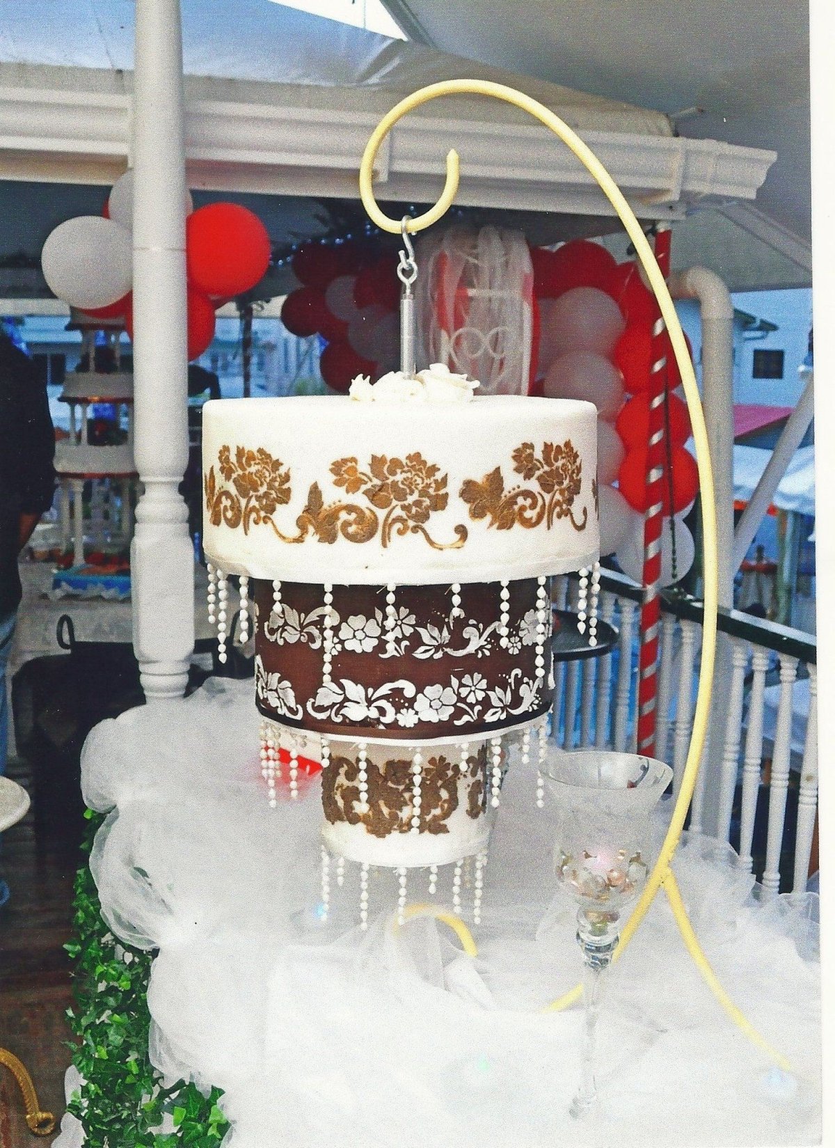 Уронили свадебный торт