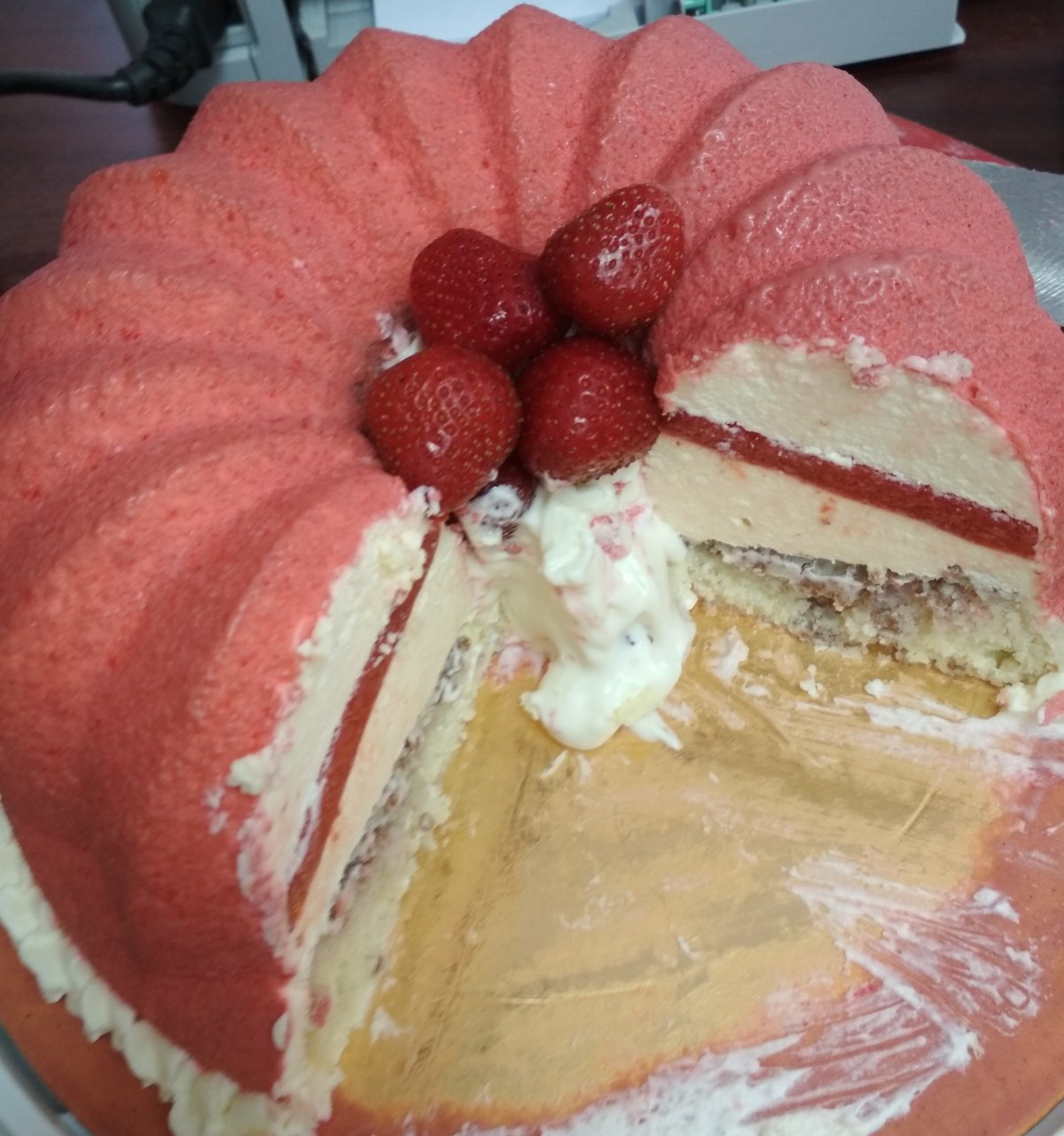 Пломбирный торт с клубникой