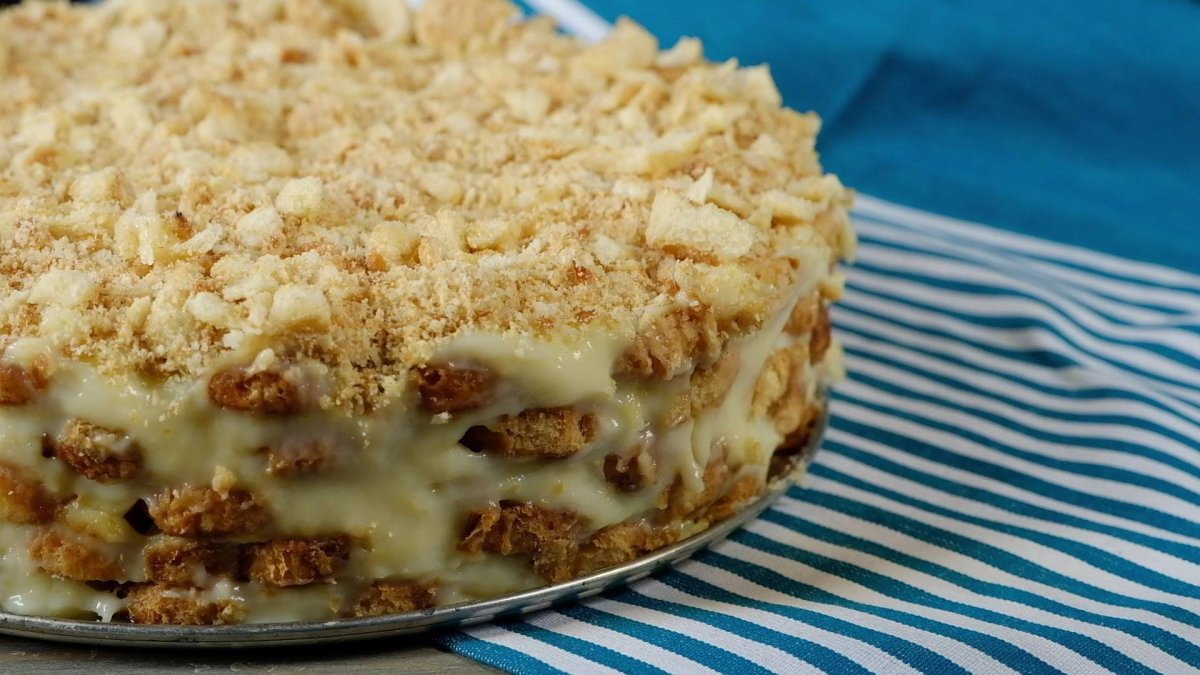 Торт из печенья без выпечки со сгущенкой и маслом