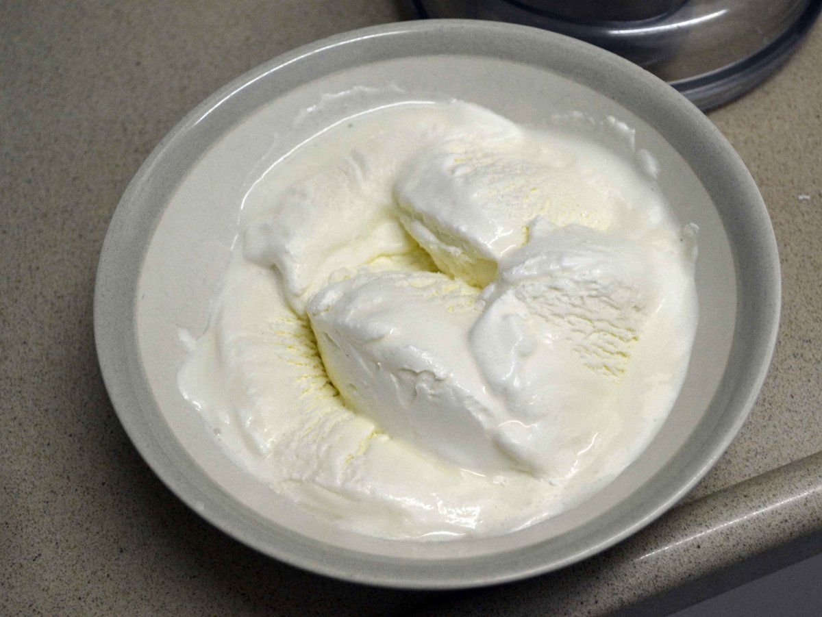 Мороженое с вишенкой