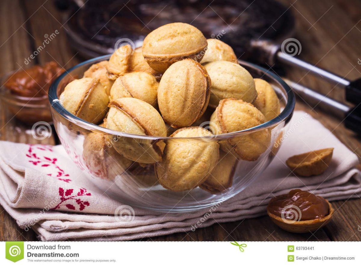 Сладкие орешки со сгущенкой