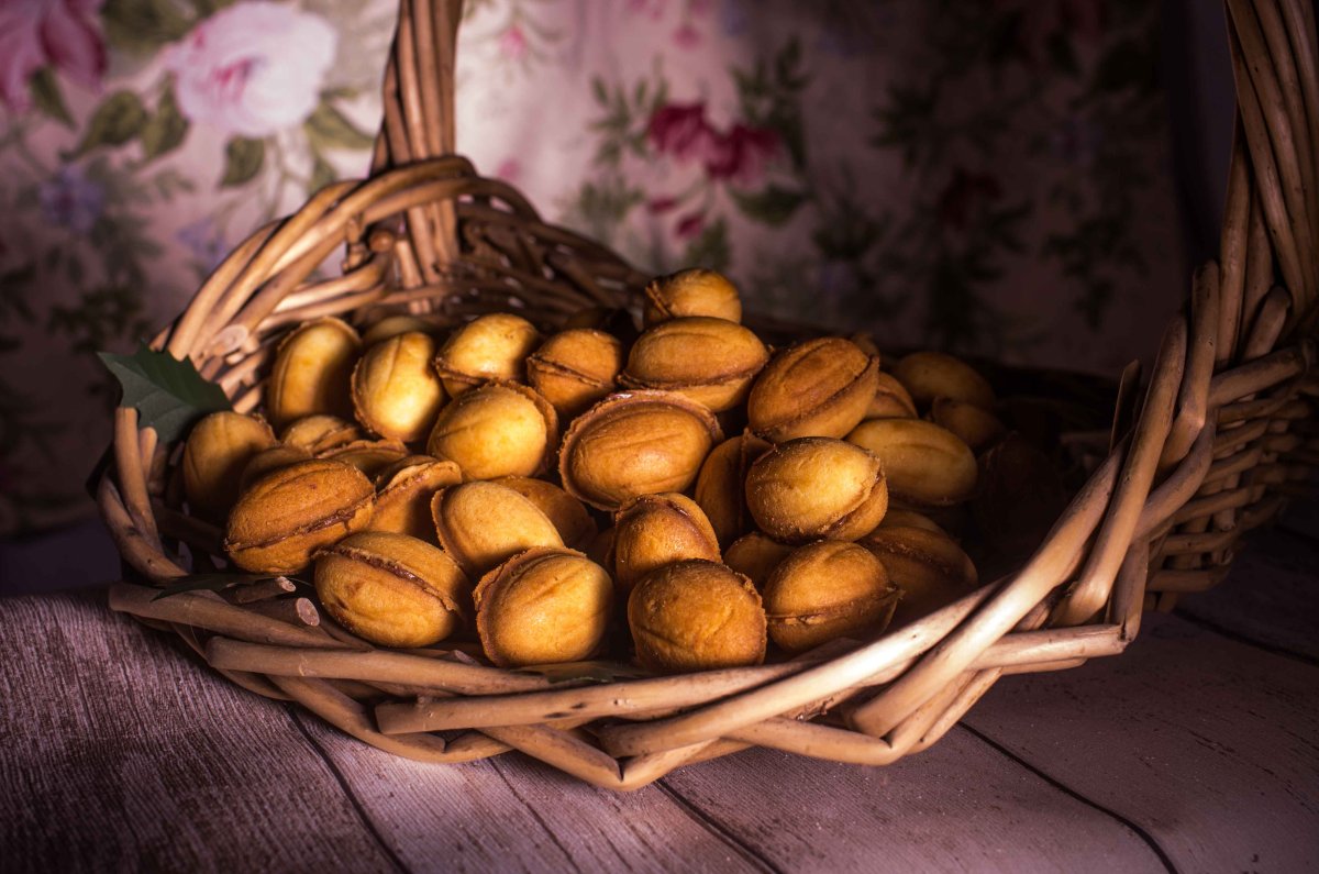 Сладкие орешки со сгущенкой