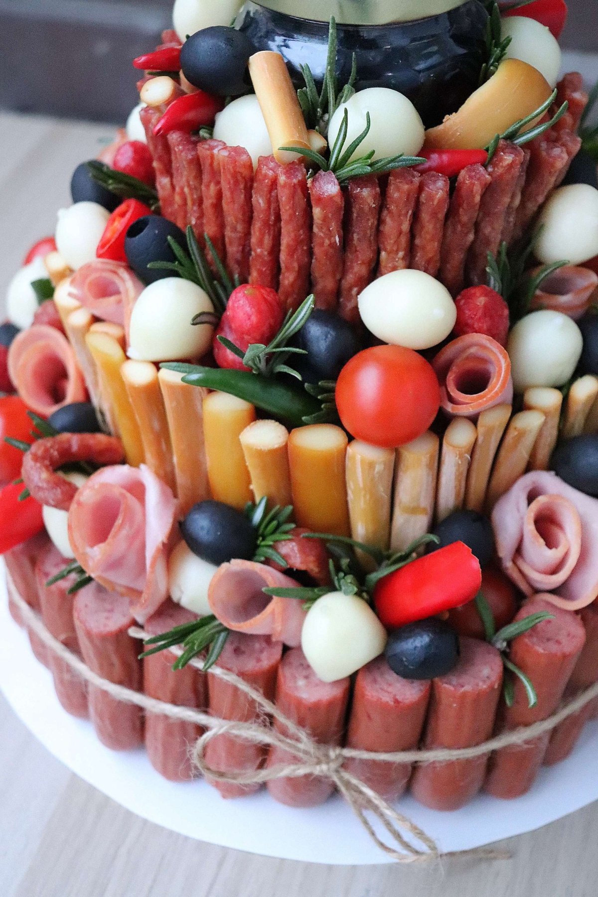 Торты из колбасы и мяса