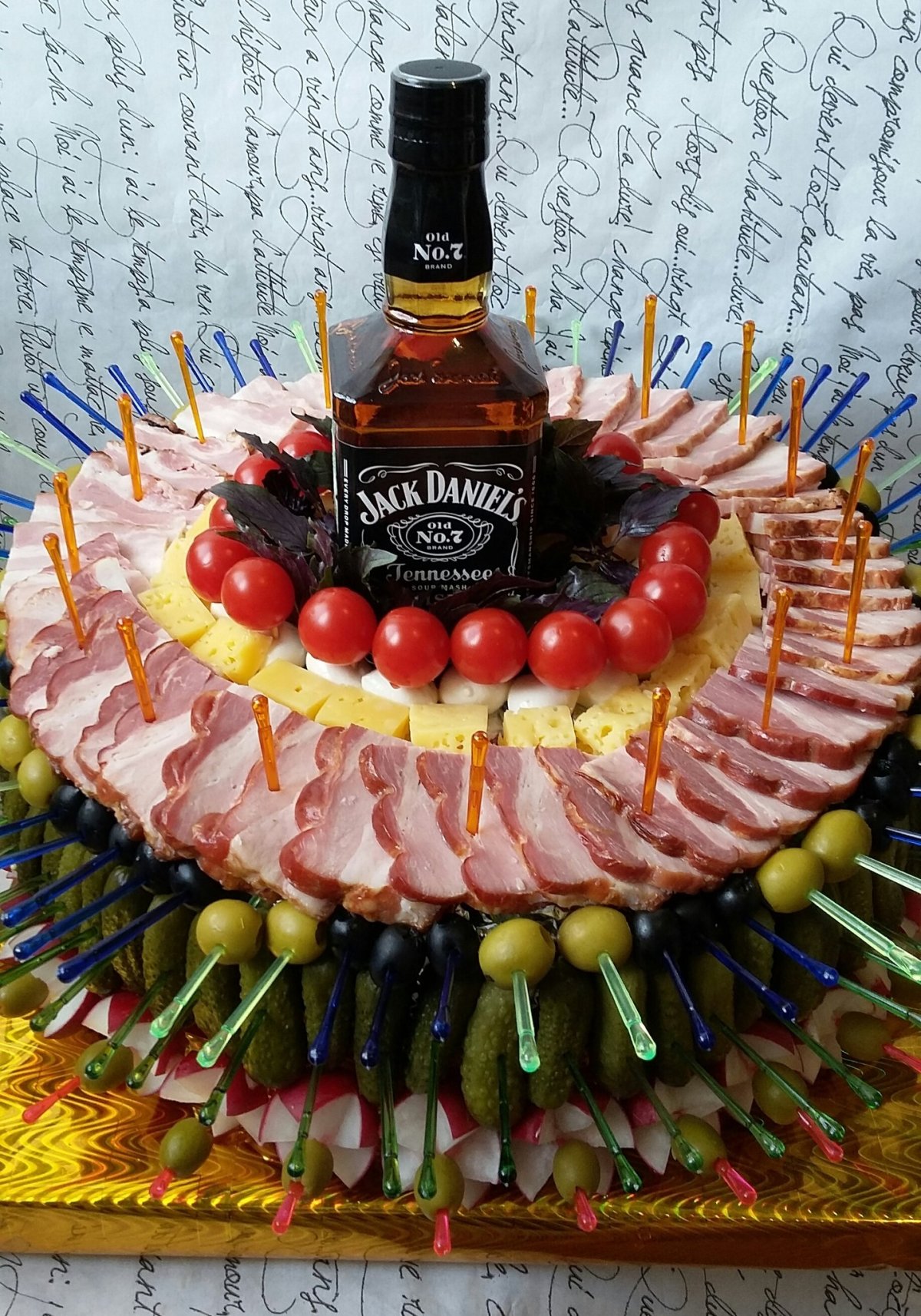 Украсить мясной торт