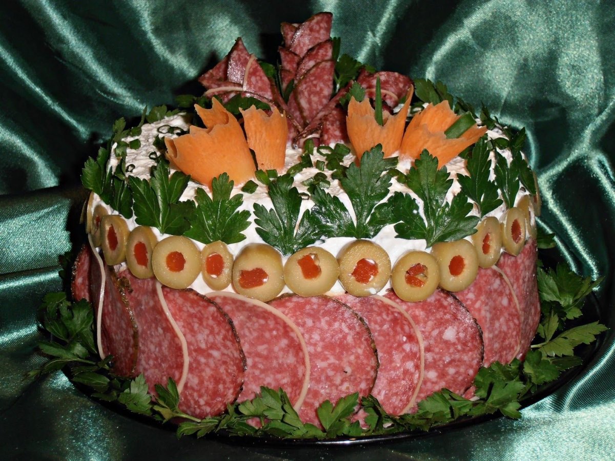 Торт из мясной нарезки