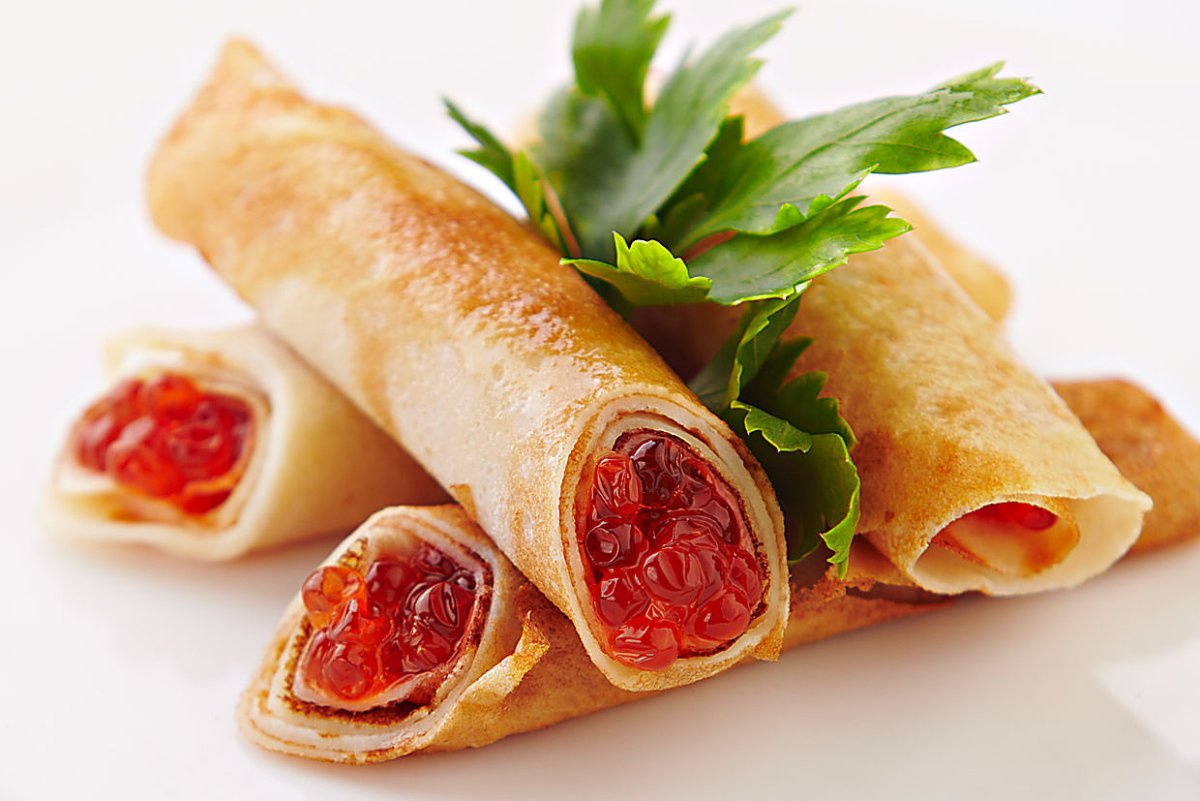 Блины с икрой и сметаной