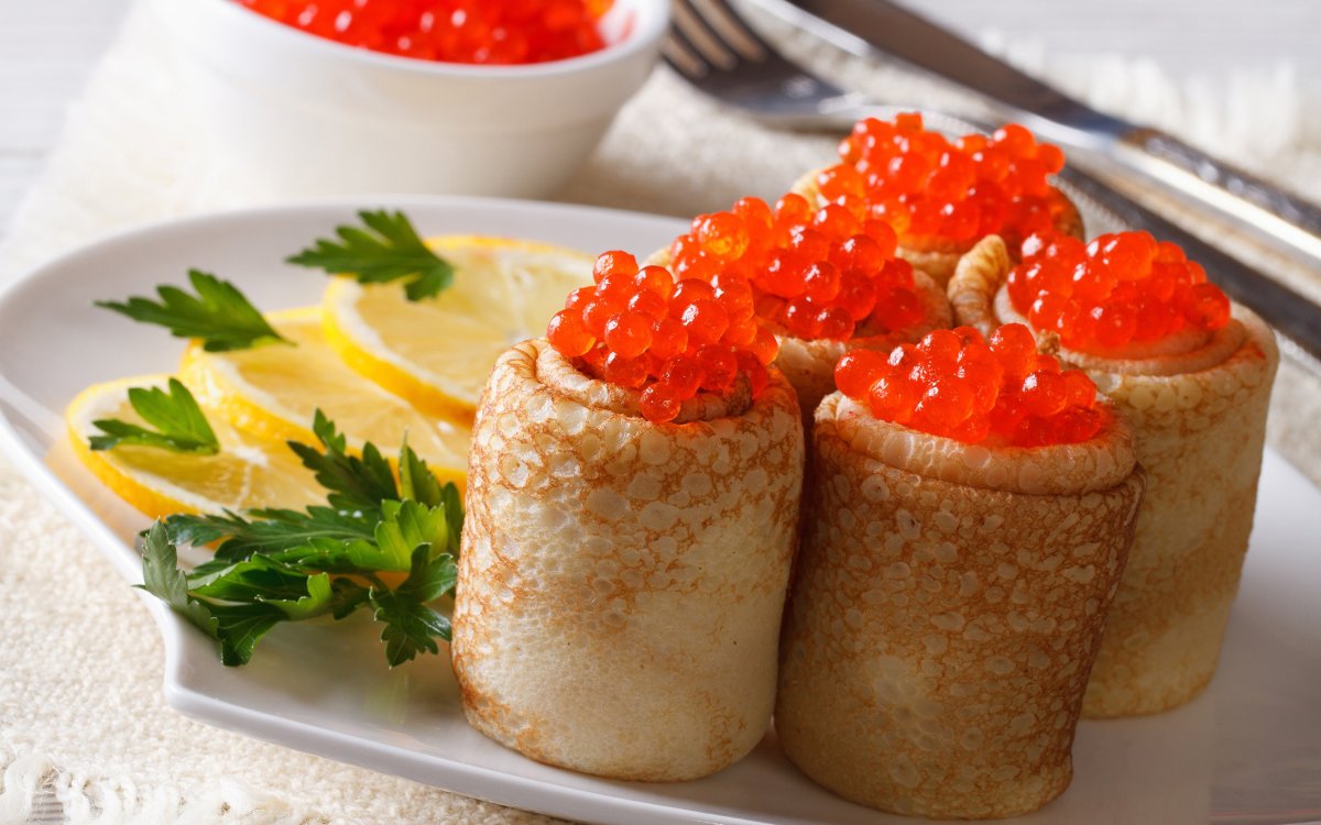 Блины с икрой и сметаной