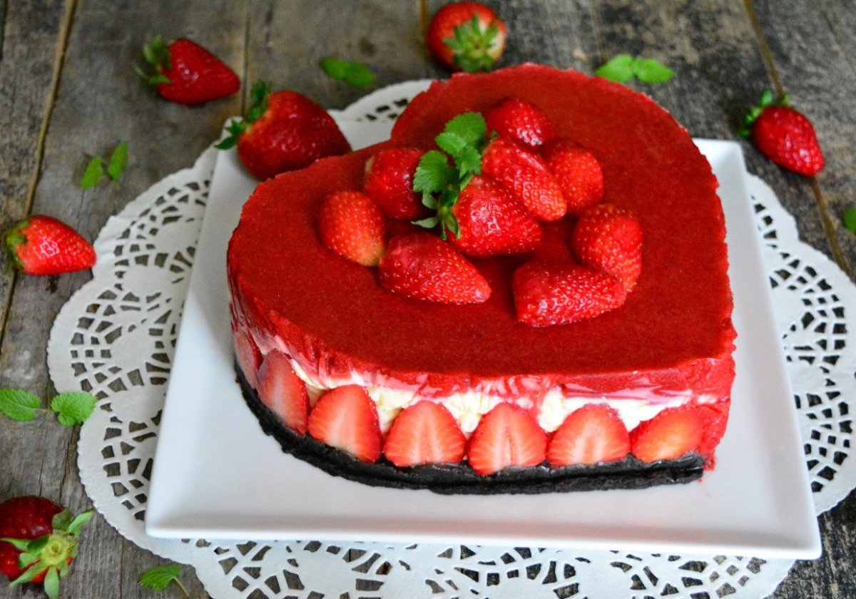 Торт сердце с клубникой