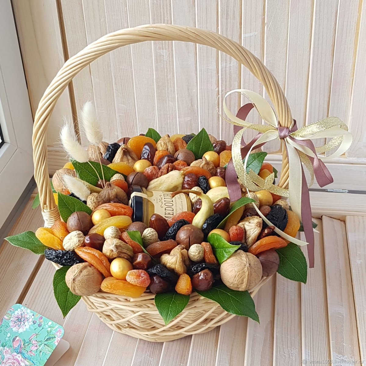 Букет из орехов и сухофруктов