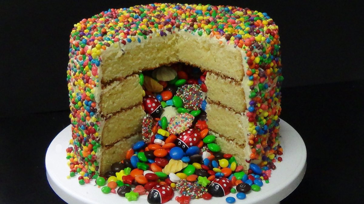 Торт с ммдемсом