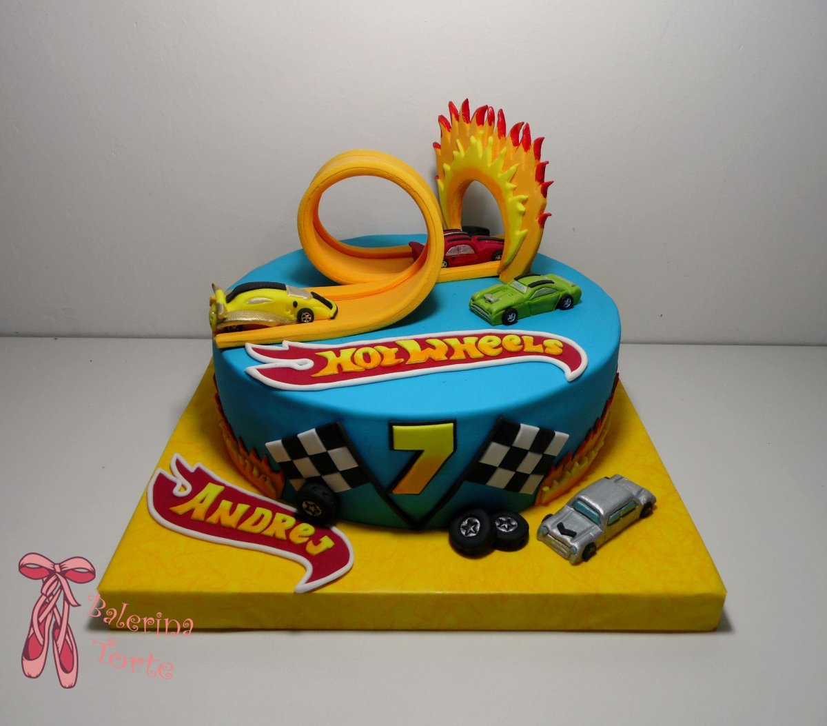 Тортик hot Wheels