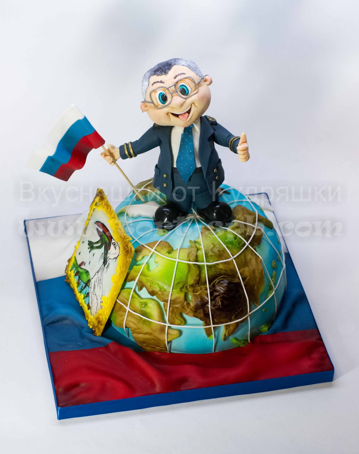 Торт с глобусом на глобусе человечек