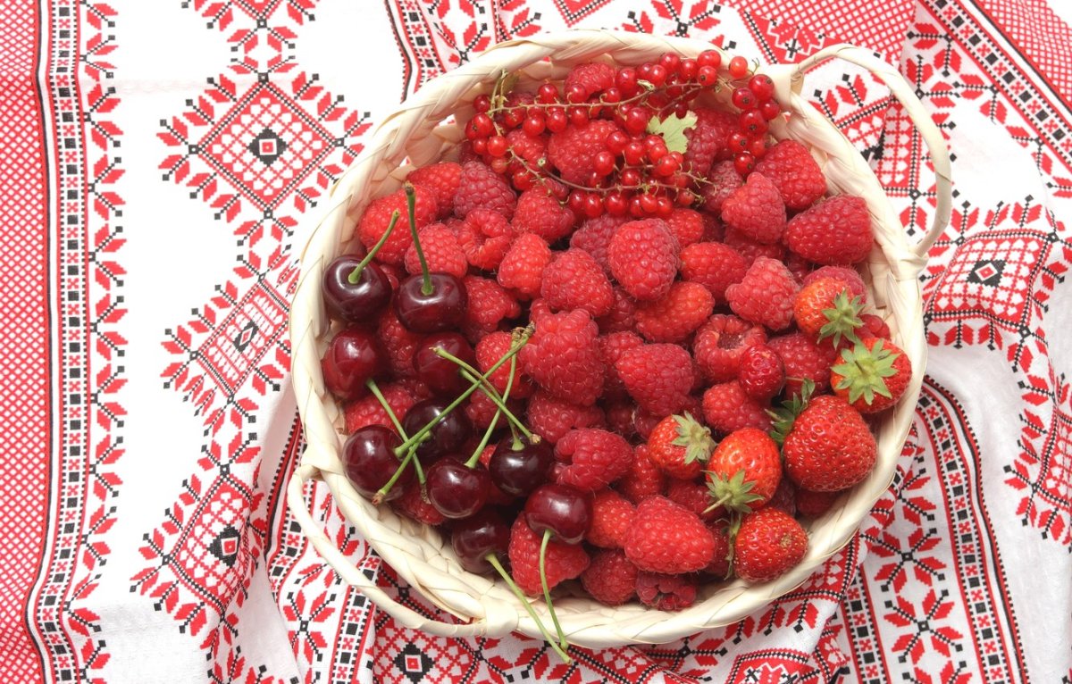 Клубника и черешня в лотках