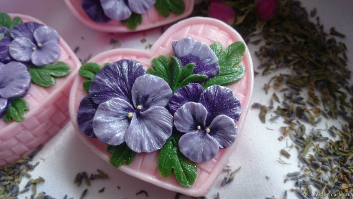 Анютины глазки из глины
