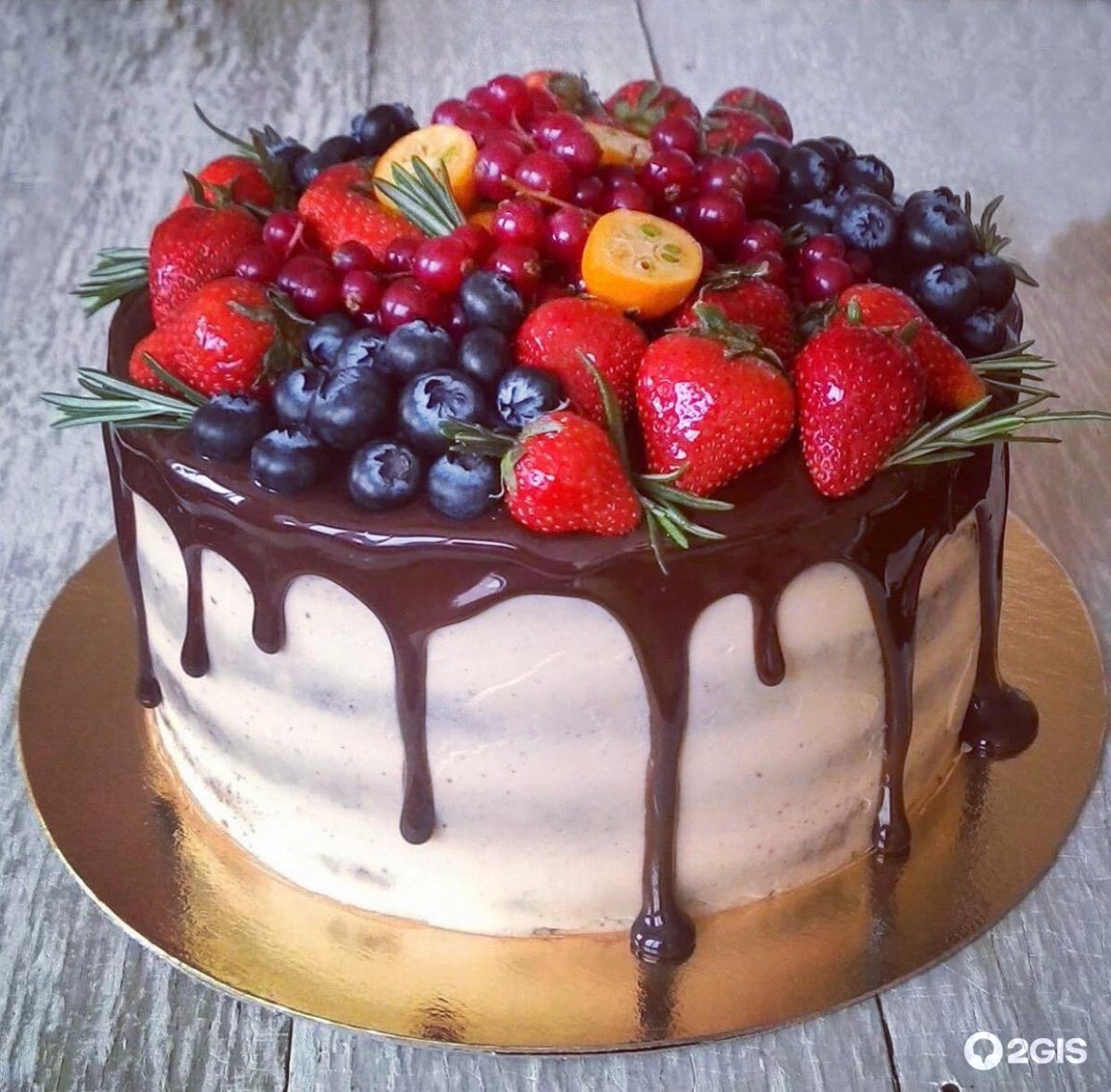 Торт с трубочкой и ягодами
