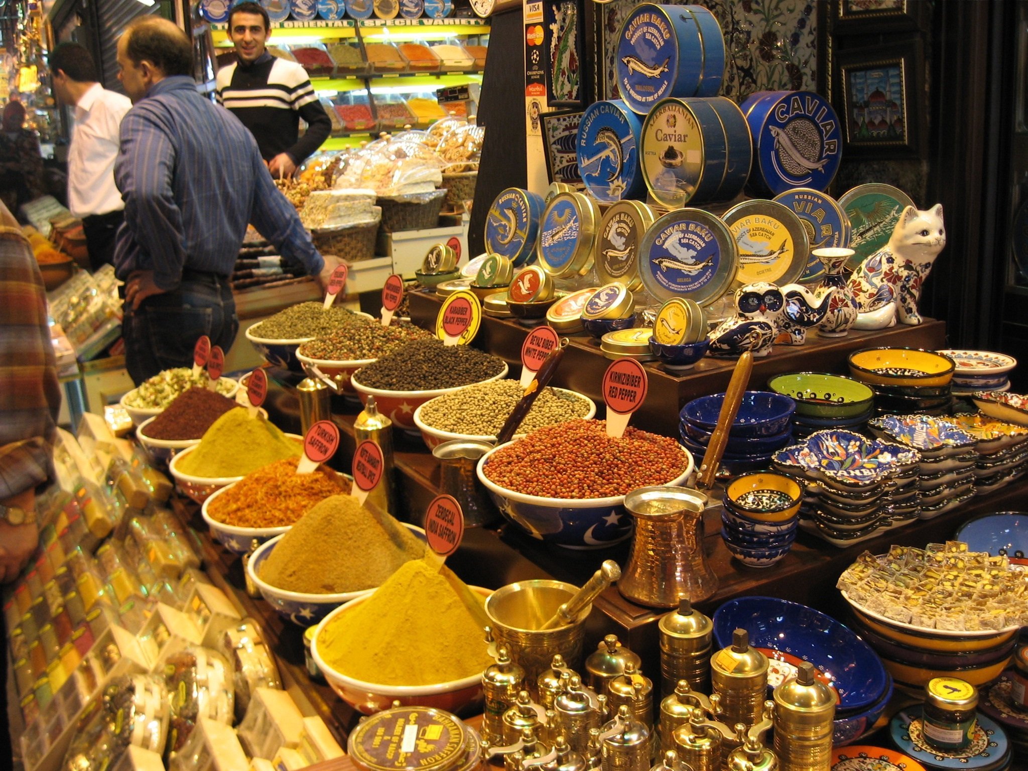 Сладости египта. Восточные сладости Стамбул Гранд базар. Египетский базар в Стамбуле специи. Гранд базар Стамбул специи. Рынок в Стамбуле Египетский базар.