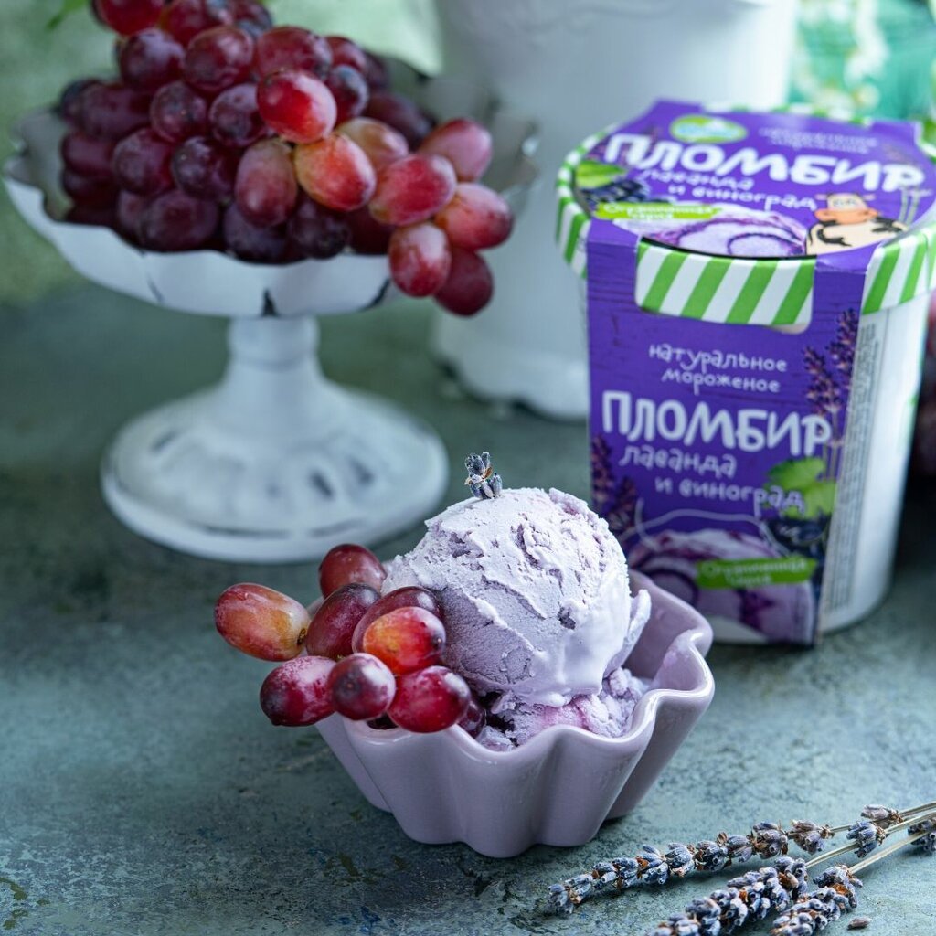 Мороженое с брусникой в стаканчике