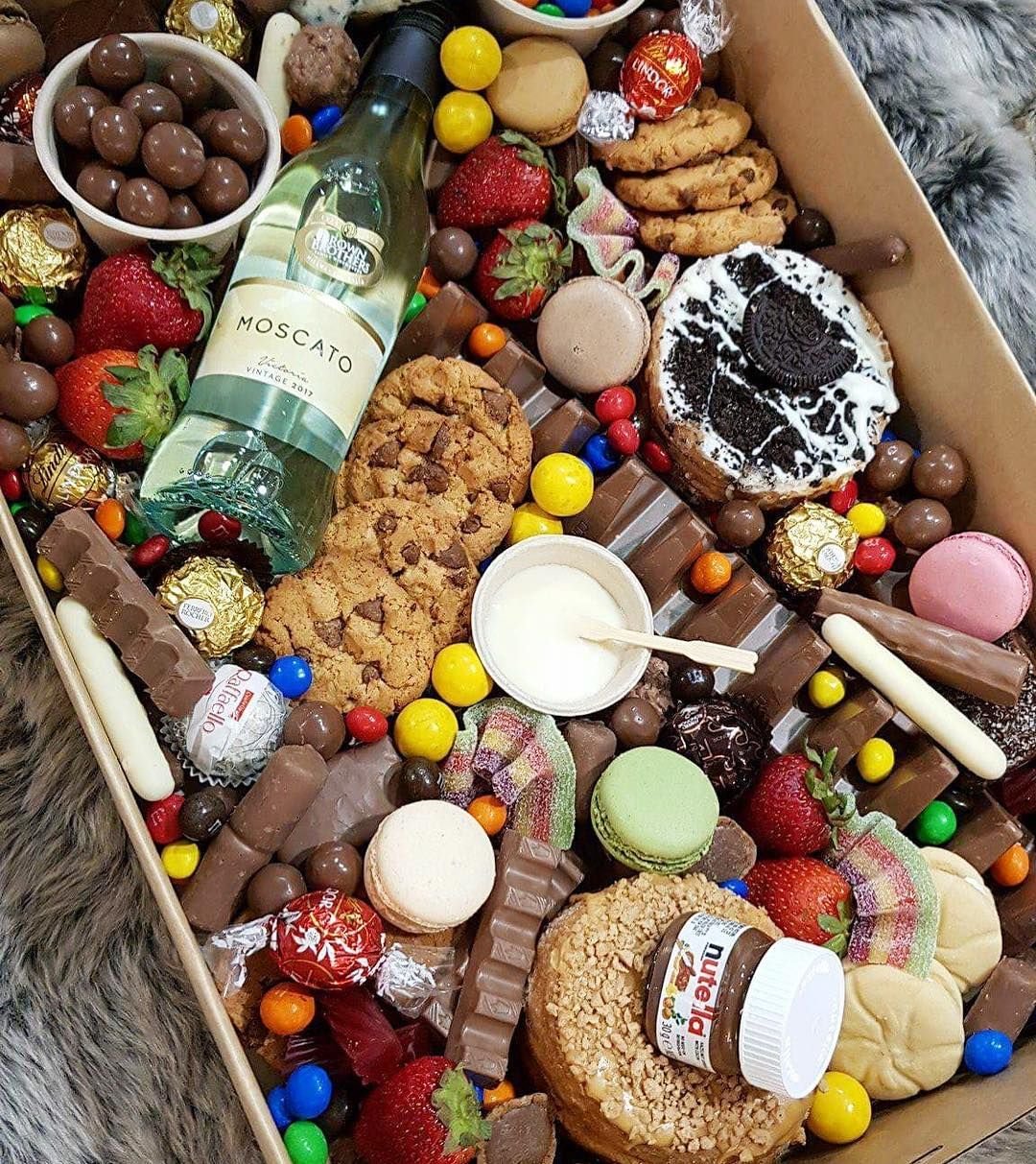 Коробочка со сладостями