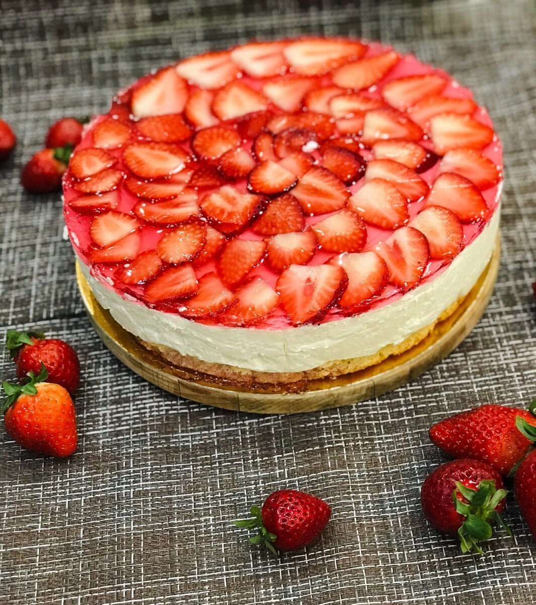 Чизкейк украшенный клубникой
