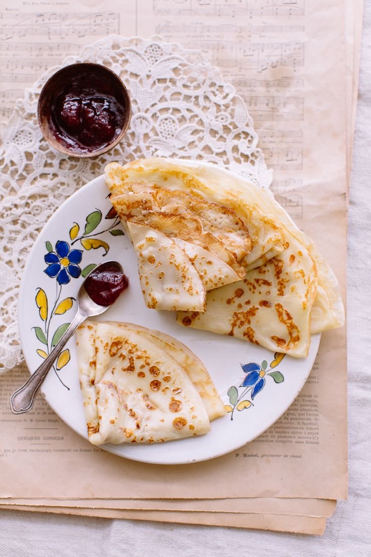 Блины на белом фоне
