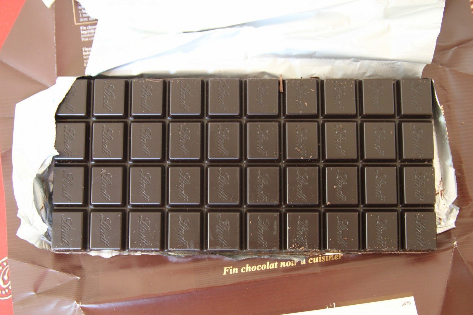 Шоколад бол. Огромная плитка шоколада. Огромная шоколадная плитка. Гигантская плитка шоколада. Огромный шоколад.