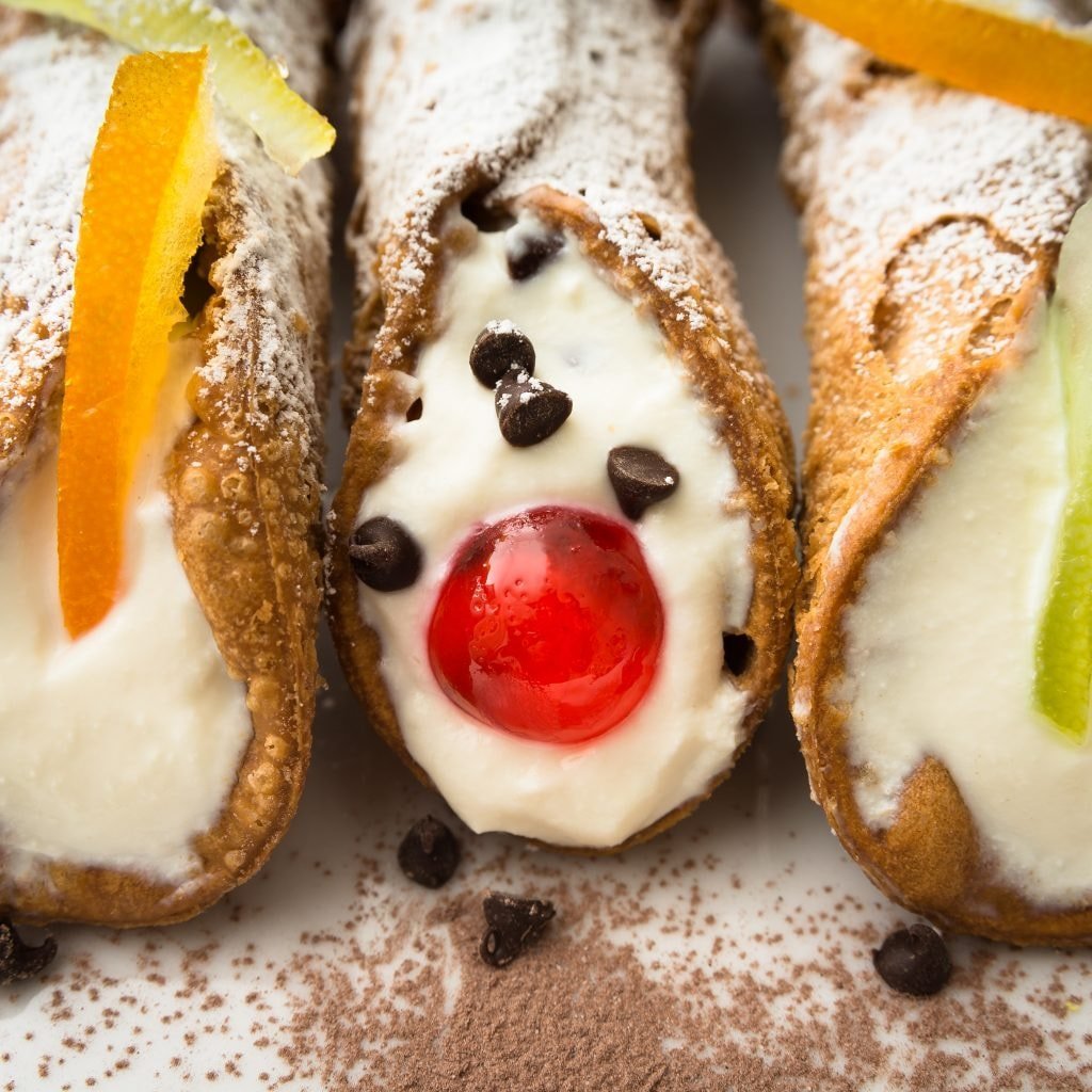 Корейский десерт с клубникой
