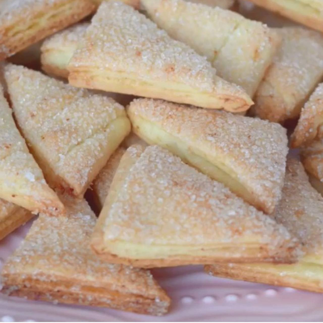 Печенье домашнее с сахаром треугольники. Творожное печенье Катрин Бауэр. Творожное печенье треугольники. Печенье с творогом треугольники. Печенье треугольники с сахаром.