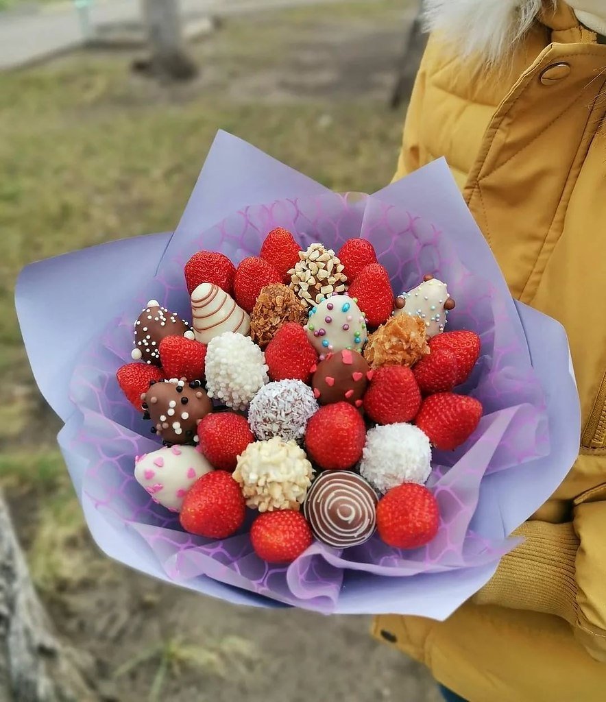 Клубника в шоколаде с кокосовой стружкой