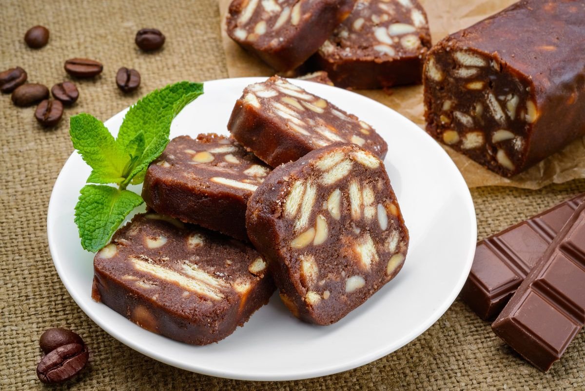 Шоколадная колбаска с орехами и печеньем
