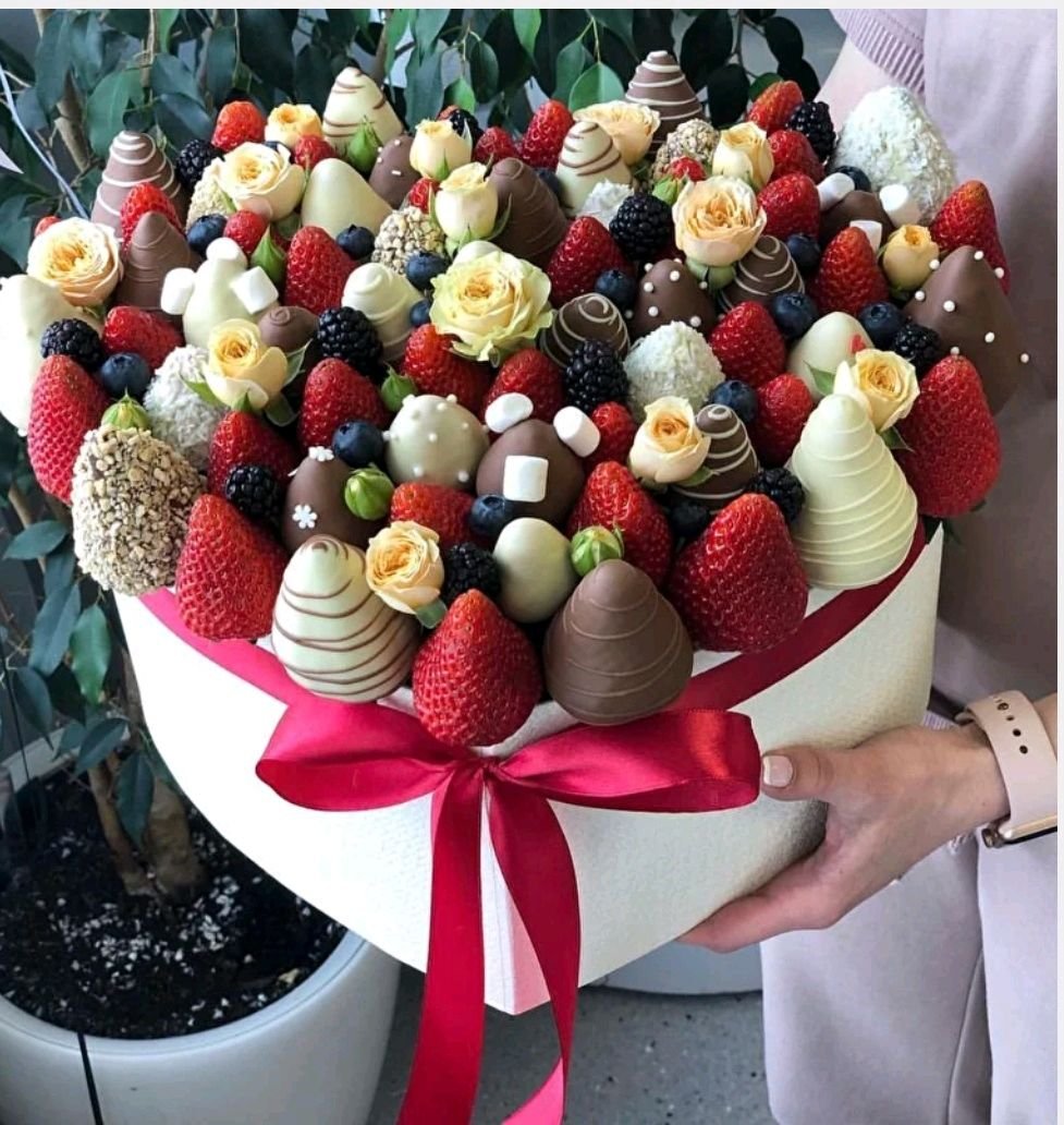Клубника в шоколаде с цветами