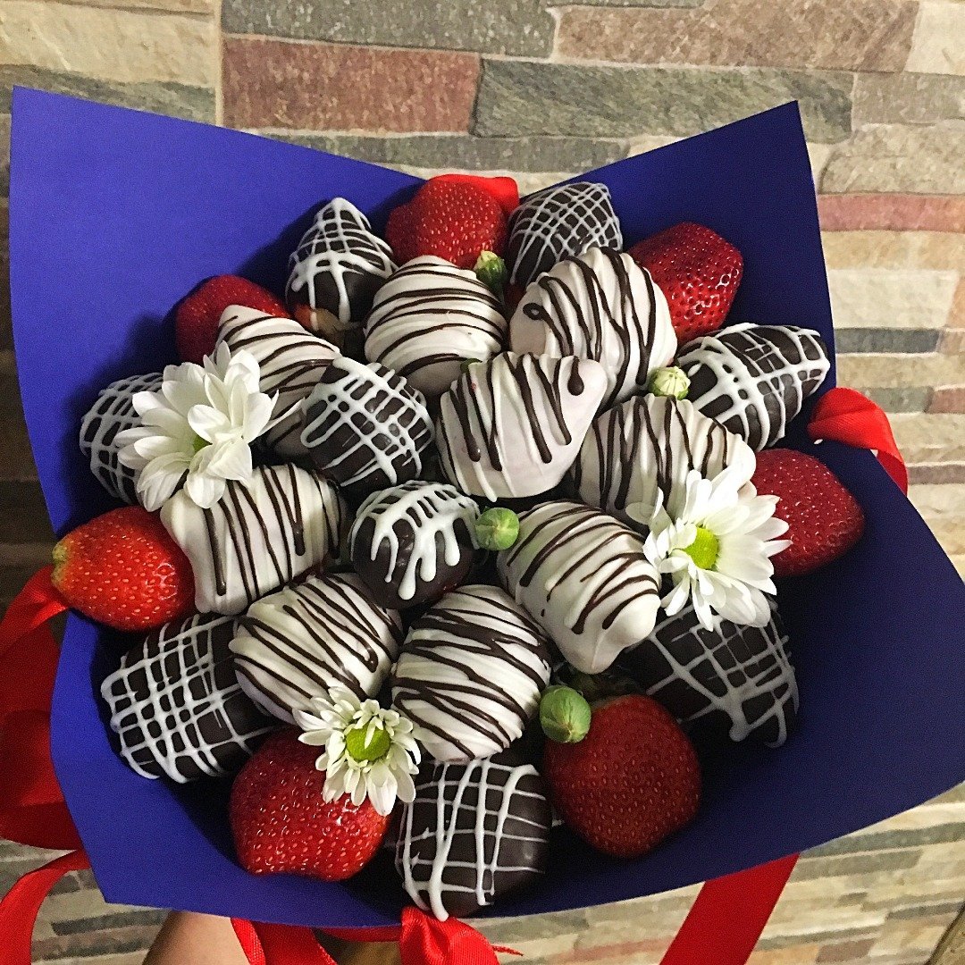 Съедобные букеты с клубникой