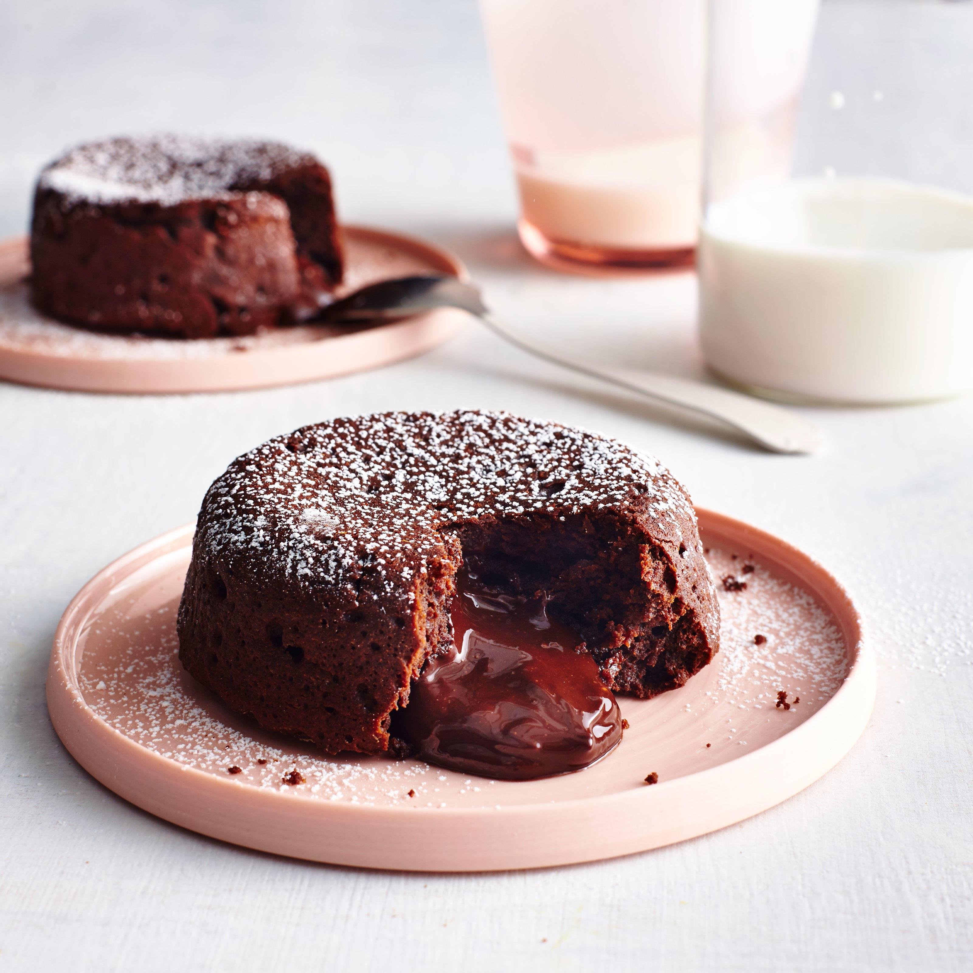 Шоколад внутри. Molten Lava Cake. Брауни шоколадный с жидкой начинкой. Десерт лава кейк. Шоколадный торт с шоколадом внутри.