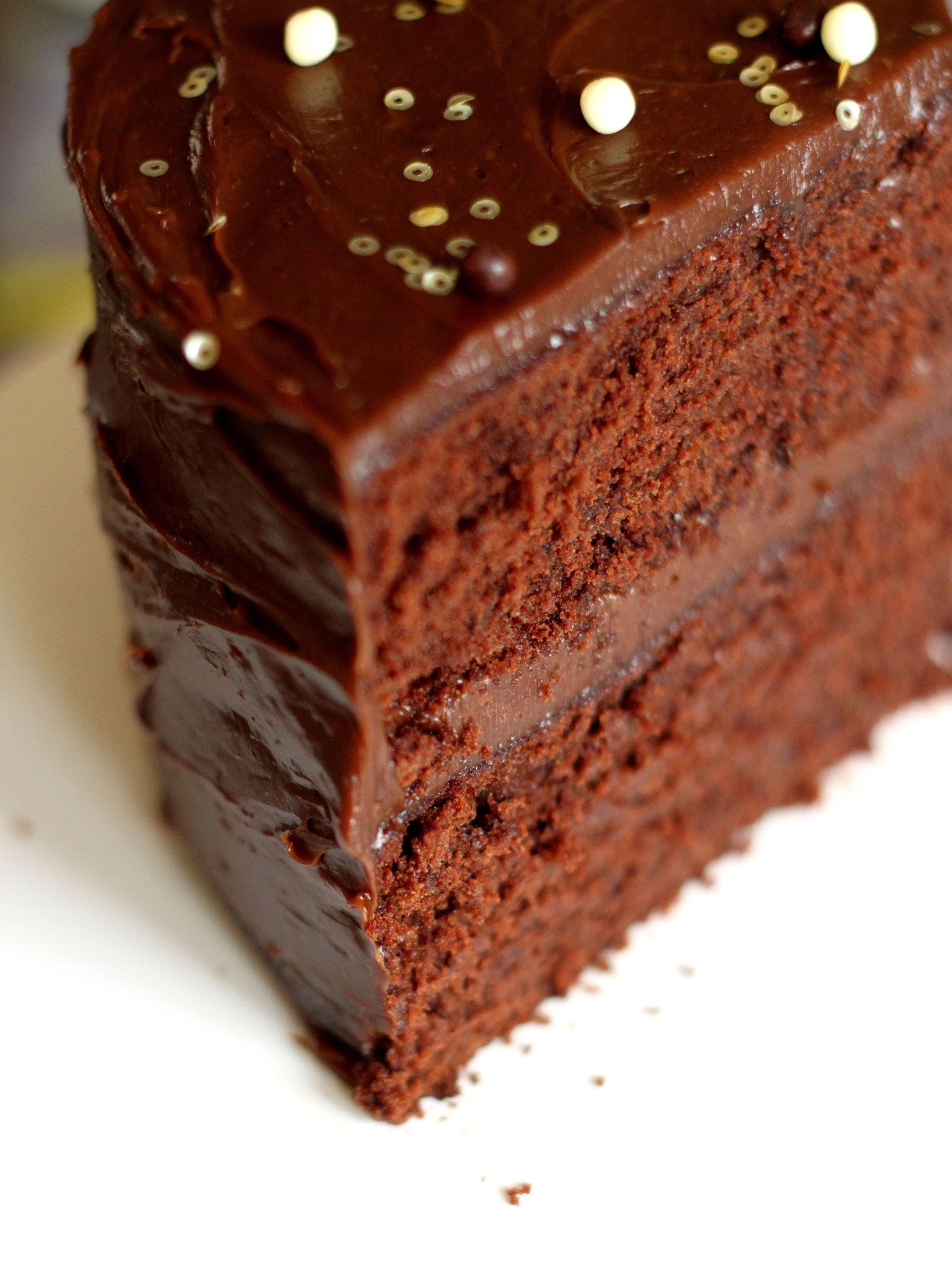 Шоколадный бисквит с маслом шоколадным. Шоколадный шифоновый бисквит. Шоколадный бисквитный торт. Мокрый шоколадный торт.