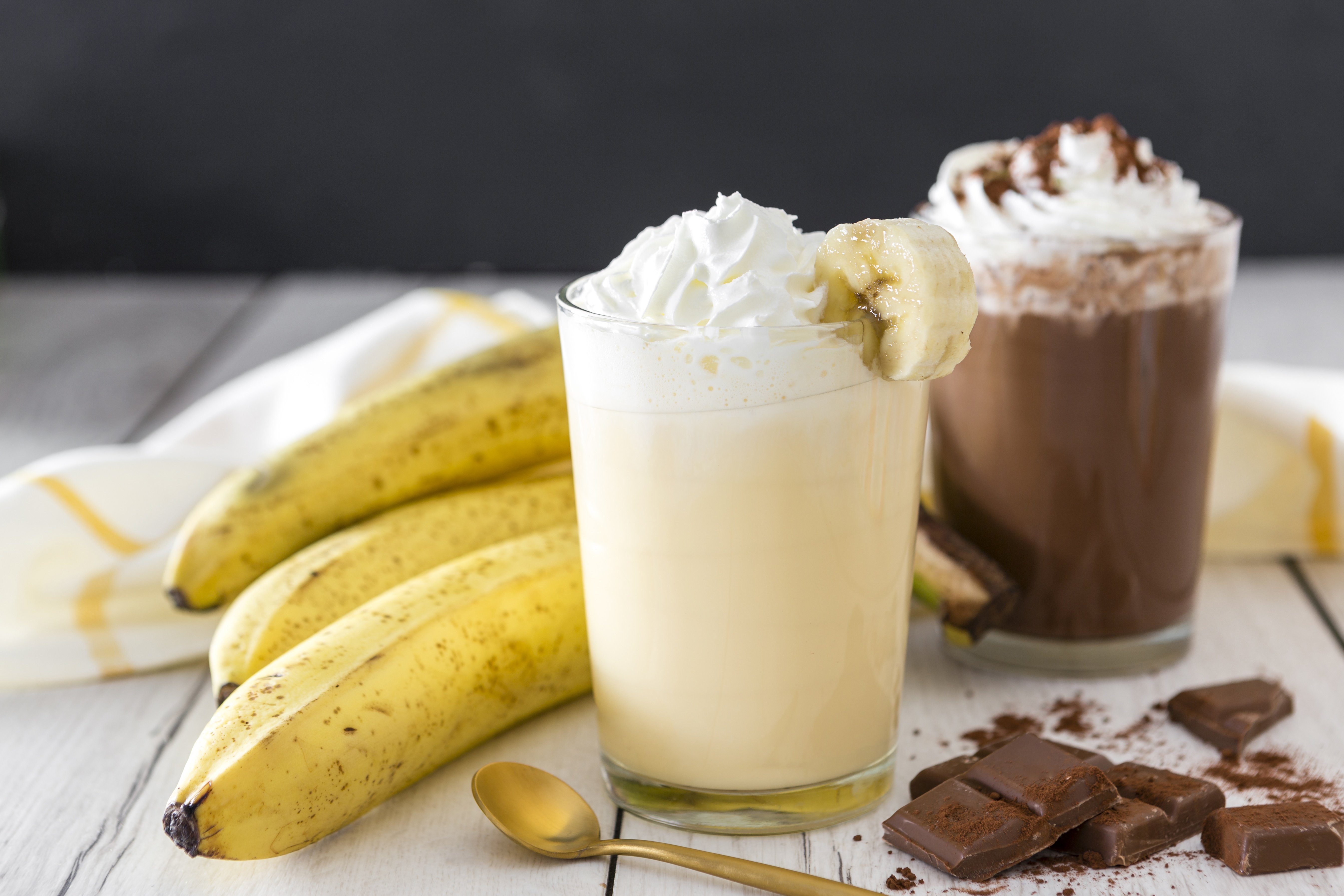 Банановое мороженое молоко. Молочный коктейль банановый милкшейк. Милк Шейк коктейль банановый. Коктейль Милк Шейк молочный. Милкшейк клубника банан.