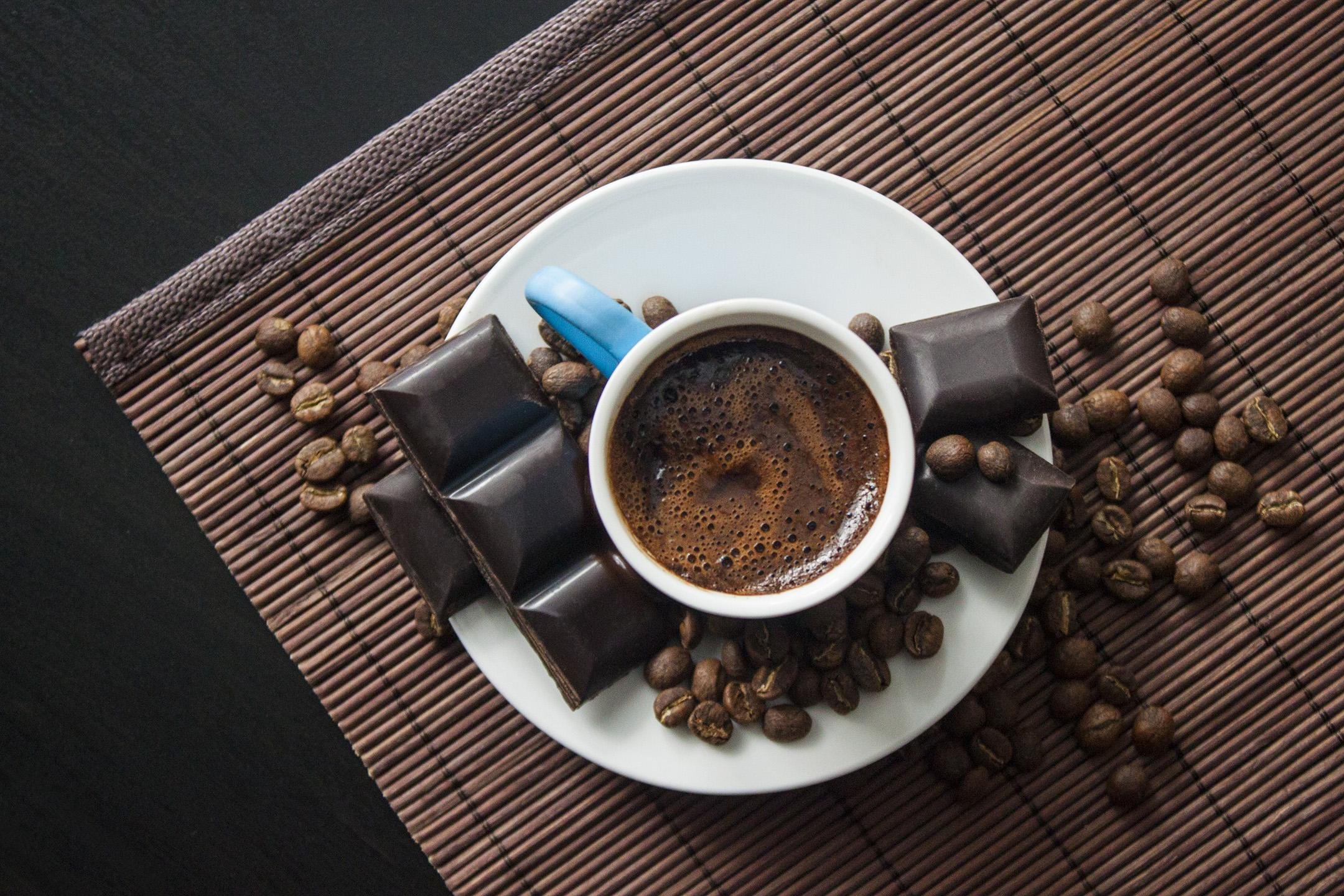 Coffee i chocolate. Чашка кофе. Кофе и шоколад. Красивый кофе. Кофе с шоколадкой.