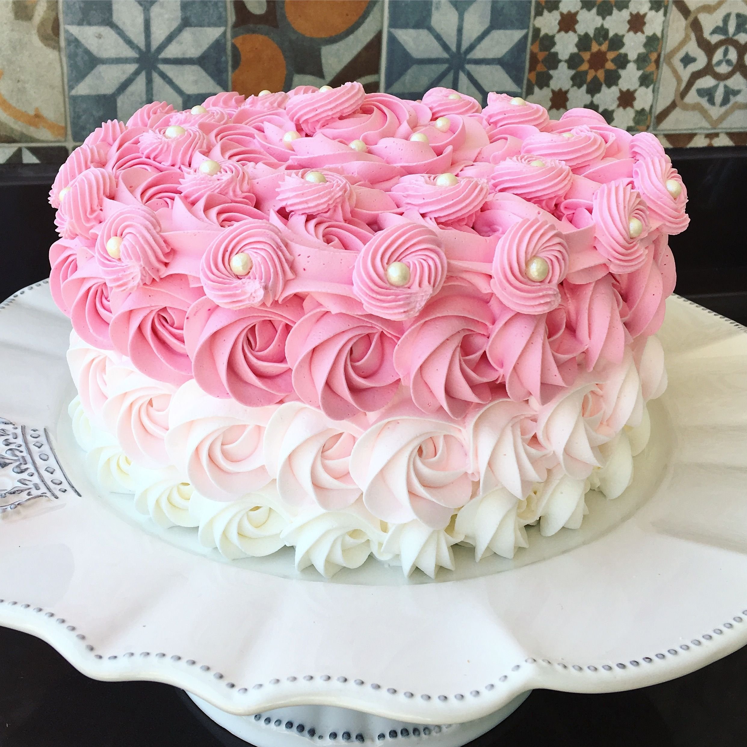 Красивые кремовые. Красивые торты. Кремовый торт для девочки. Красивые кремовые торты. Торт с розами из крема.