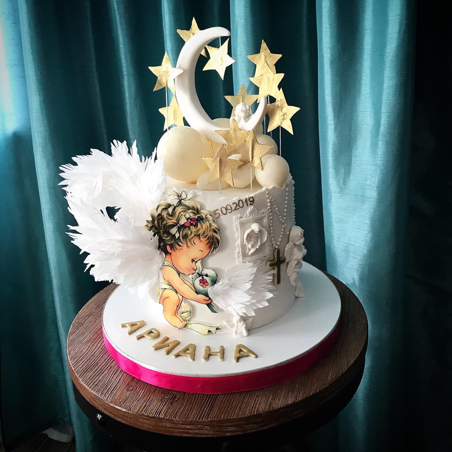 Вафельные крылья. Торт с ангелочками. Торт с ангелом. Торт с крылышками. Декор торта с ангелочком.