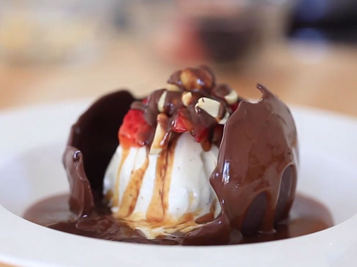 Десерт шоколадная бомба