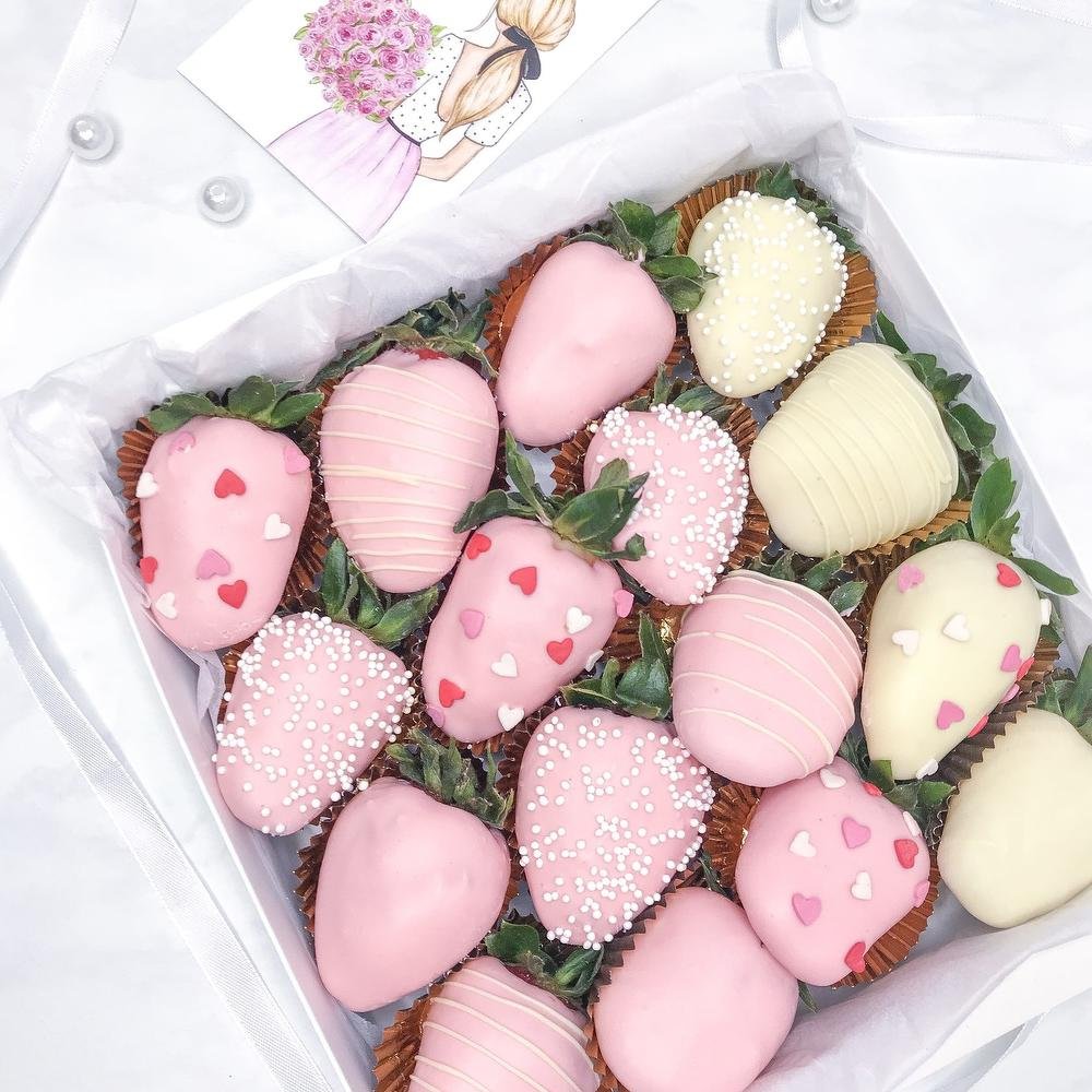 Клубника в розовом шоколаде