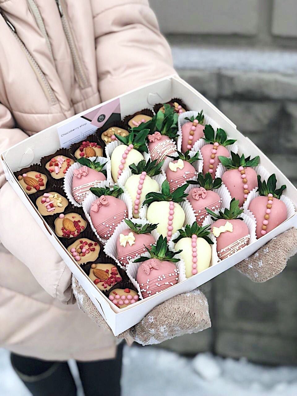 Коробочка с клубникой