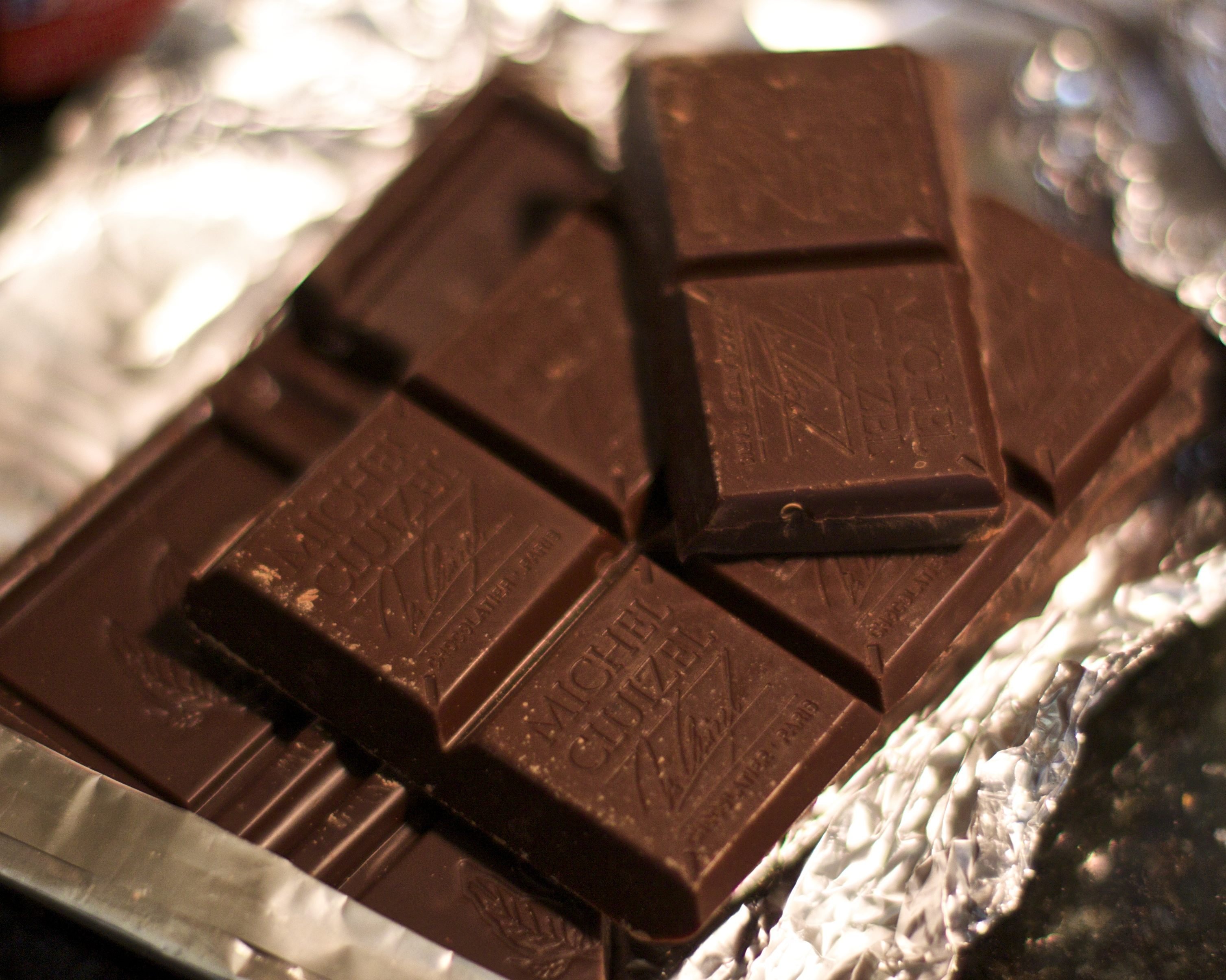 Ничего шоколада. Шоколад. Темный шоколад. Настоящий темный шоколад. Небольшие шоколадки.