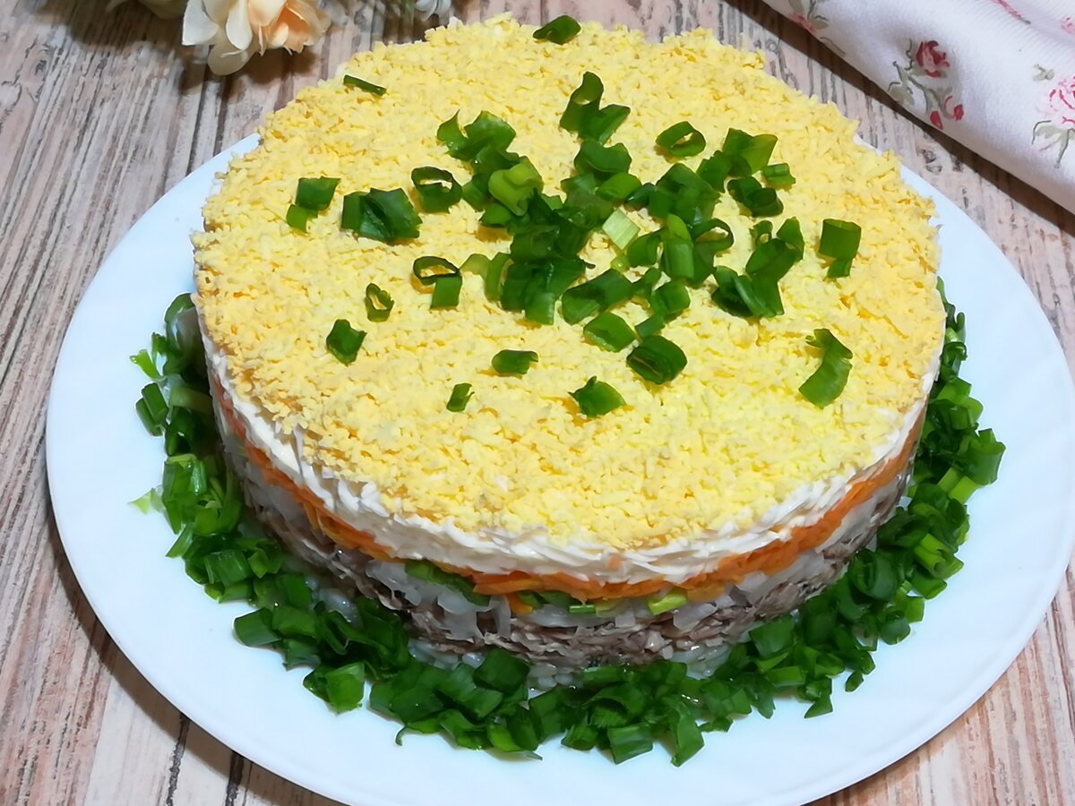 Салат мимоза на вафельных коржах