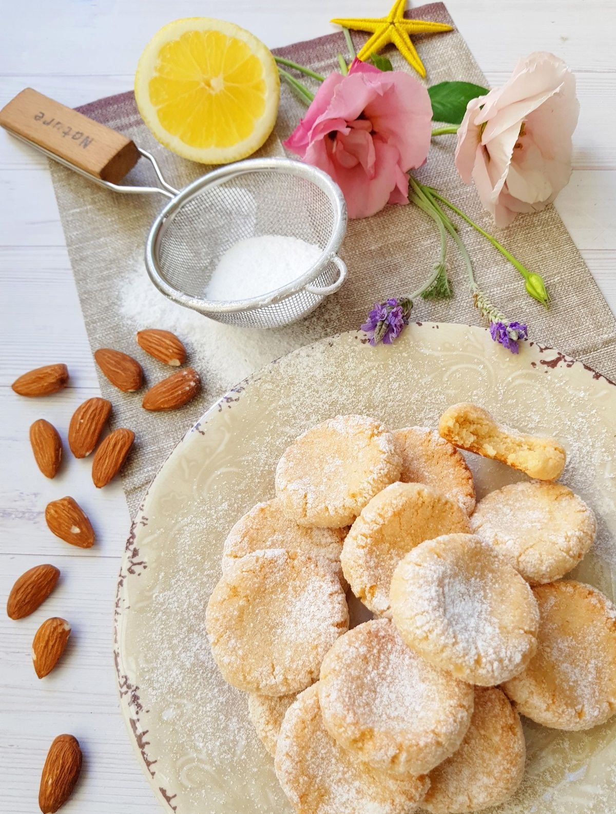 Печенье с миндальными лепестками
