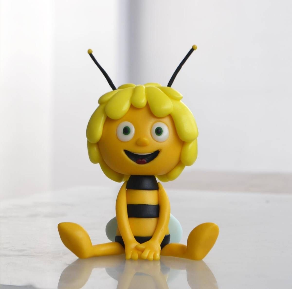 Фигурки пчелок на торт